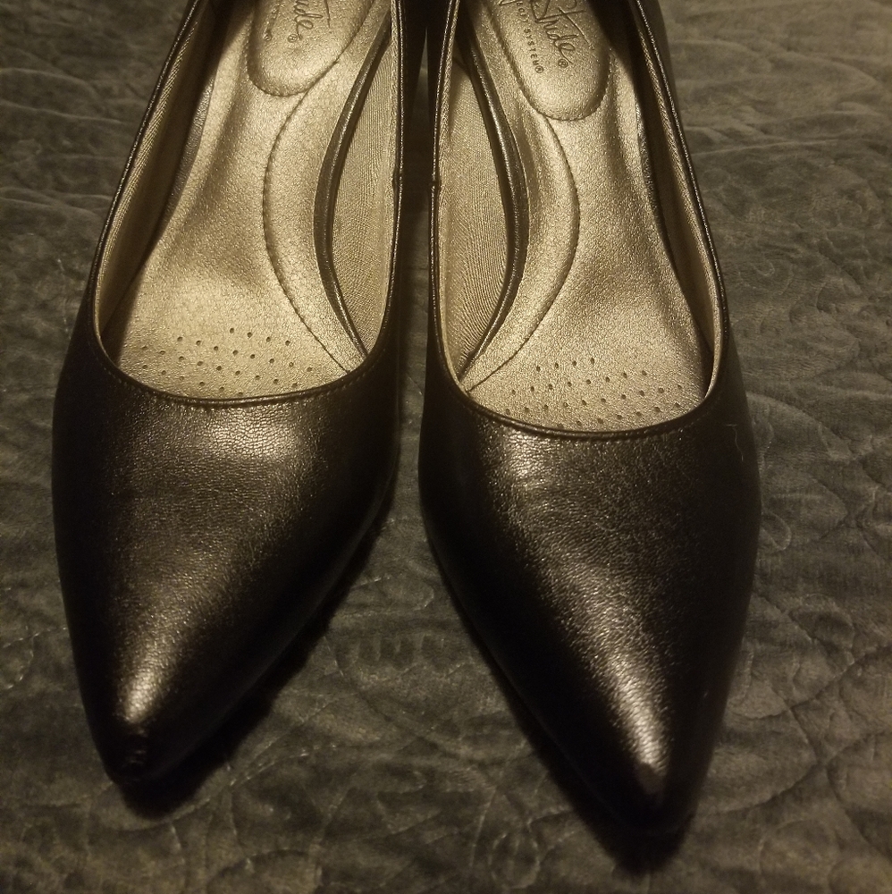 Beautiful Black kitten heel dress shoes